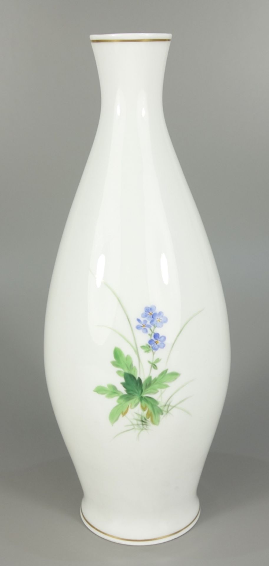 Vase mit Wiesenblumen, Meissen, nach 1934, 1.Wahl, H.25cm, Keulenform, GoldränderVase with meadow - Bild 2 aus 3