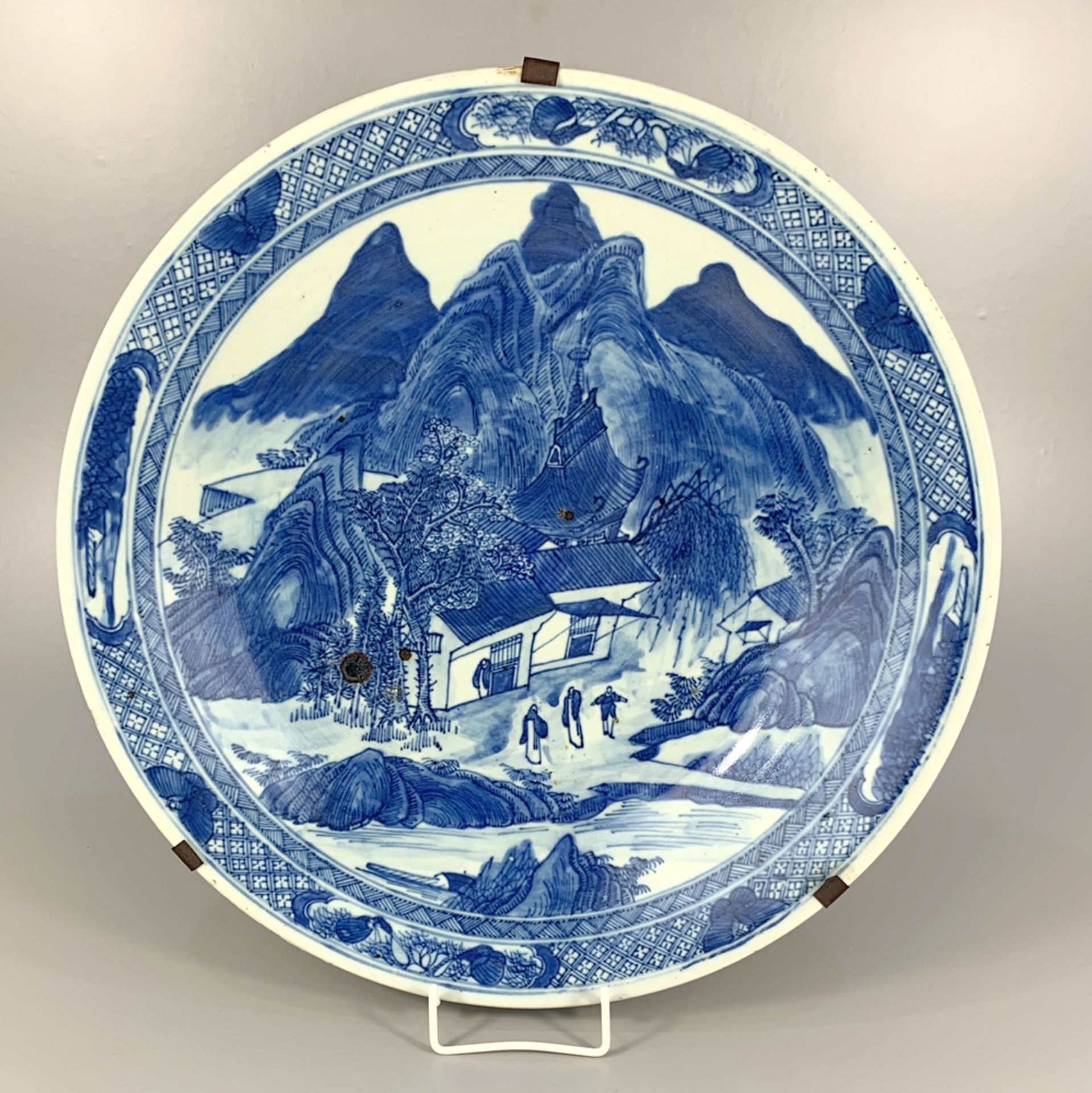 großer Teller mit Landschaftsdekor, China, Qing-Dynastie, Ornamentrand, Spiegel mit Landschaftsdekor
