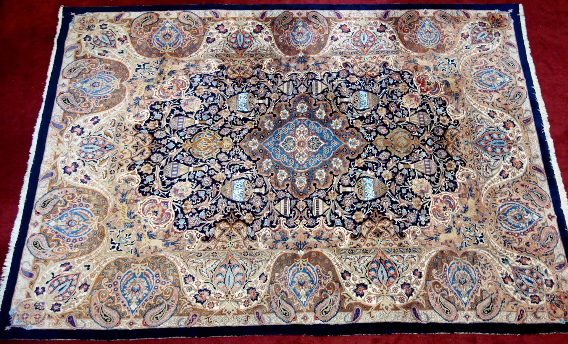 Teppich, Kashmar, mit Vasenmotiven, Maße: 240*360cm, GebrauchsspurenCarpet, Kashmar, with vase