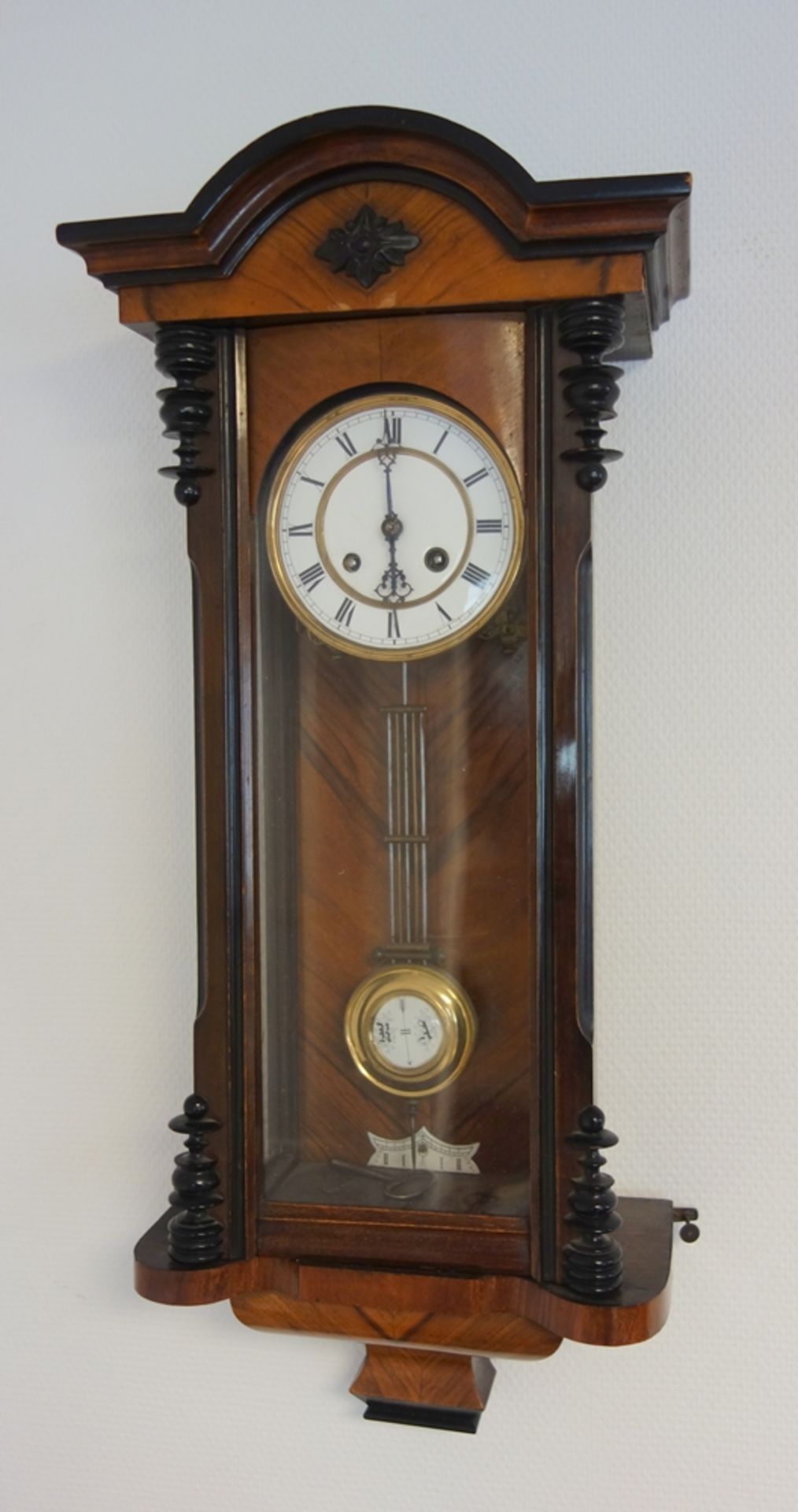 Regulator, um 1900, dreiseitig verglaster Weichholzkorpus mit Nussbaumfurnier, partiell