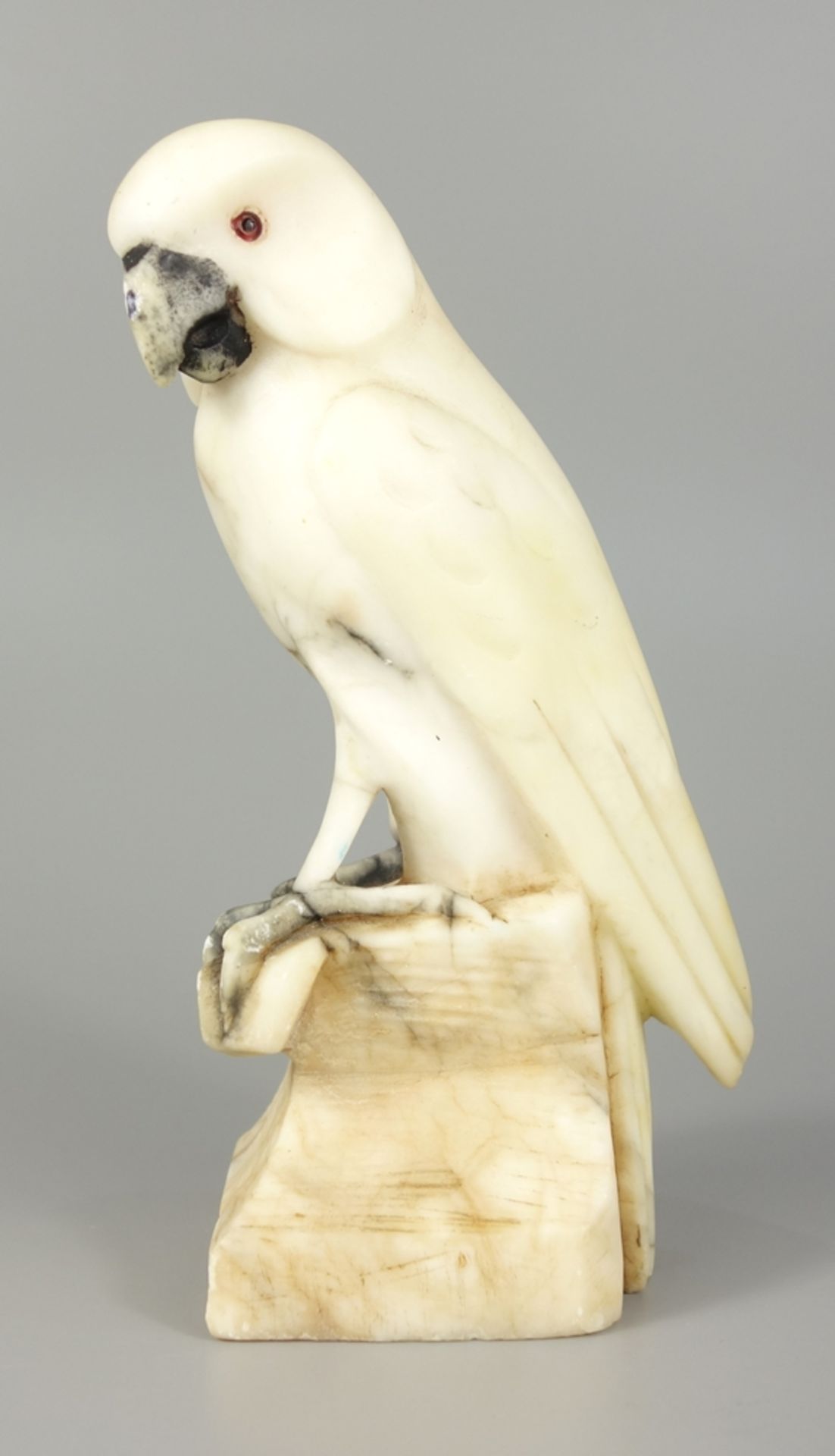 Falke, Alabaster, 1.Hälfte 20.Jh., auf einem Podest sitzend, mit Glasaugen, H.14,8cm, Reste von