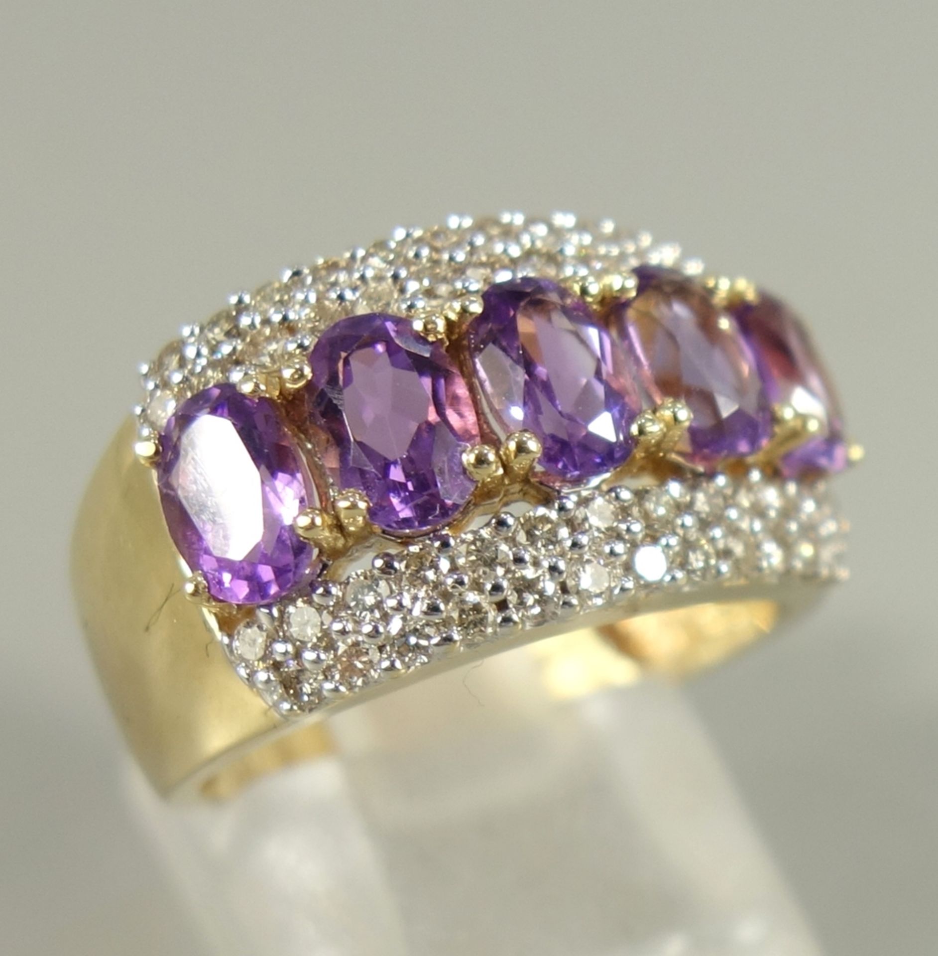 Ring mit 5 Amethysten und 52 Brillanten, 585er Gold, Gew.5,43g, U.53, ovale, facettierte