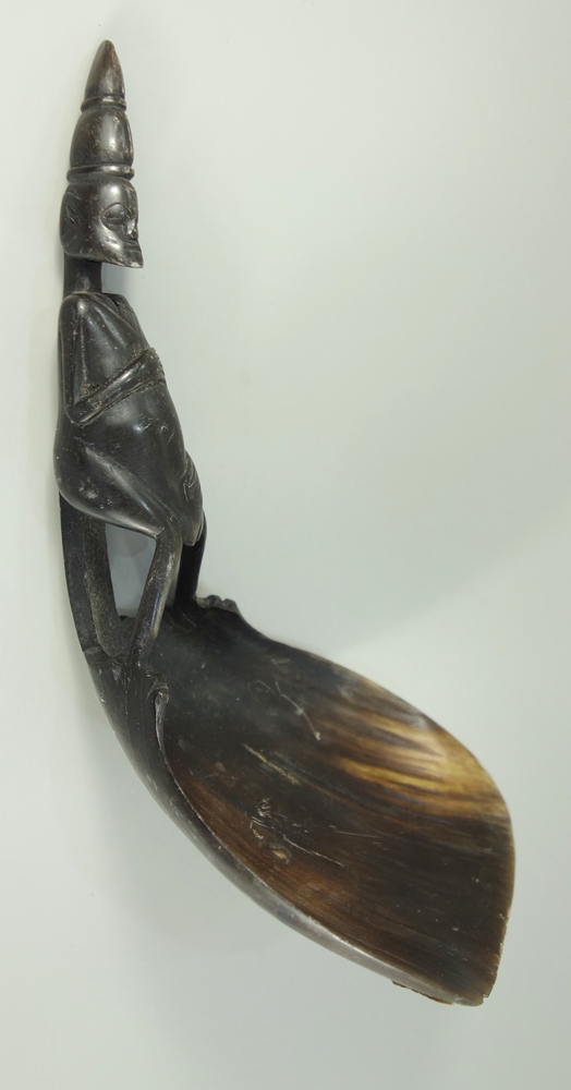 Kultlöffel, aus Horn, Kongo, Horn geschnitzt, schaufelförmige Laffe, Griff in Form einer hockenden
