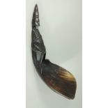 Kultlöffel, aus Horn, Kongo, Horn geschnitzt, schaufelförmige Laffe, Griff in Form einer hockenden