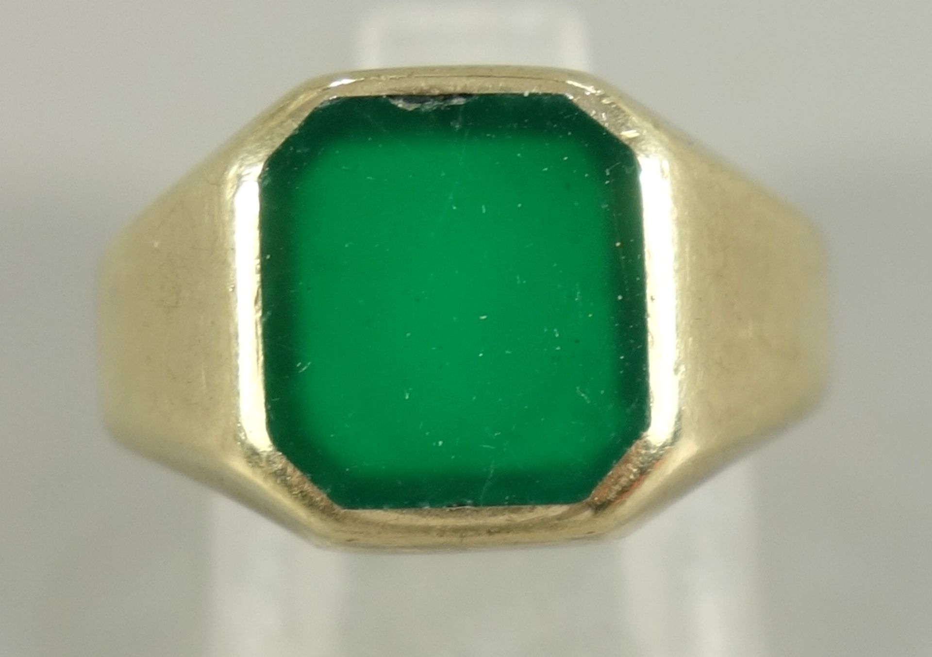 Ring mit Chrysopras, 333er Gelbgold, dazu ein silberner Löffel; Ring-Gew.3,21g, achteckige Platte, - Bild 3 aus 3