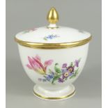 Deckeldose, Bunte Blume, Meissen, nach 1934, H.11cm, D.9cm, unterglasurblaue Schwertermarke mit 3