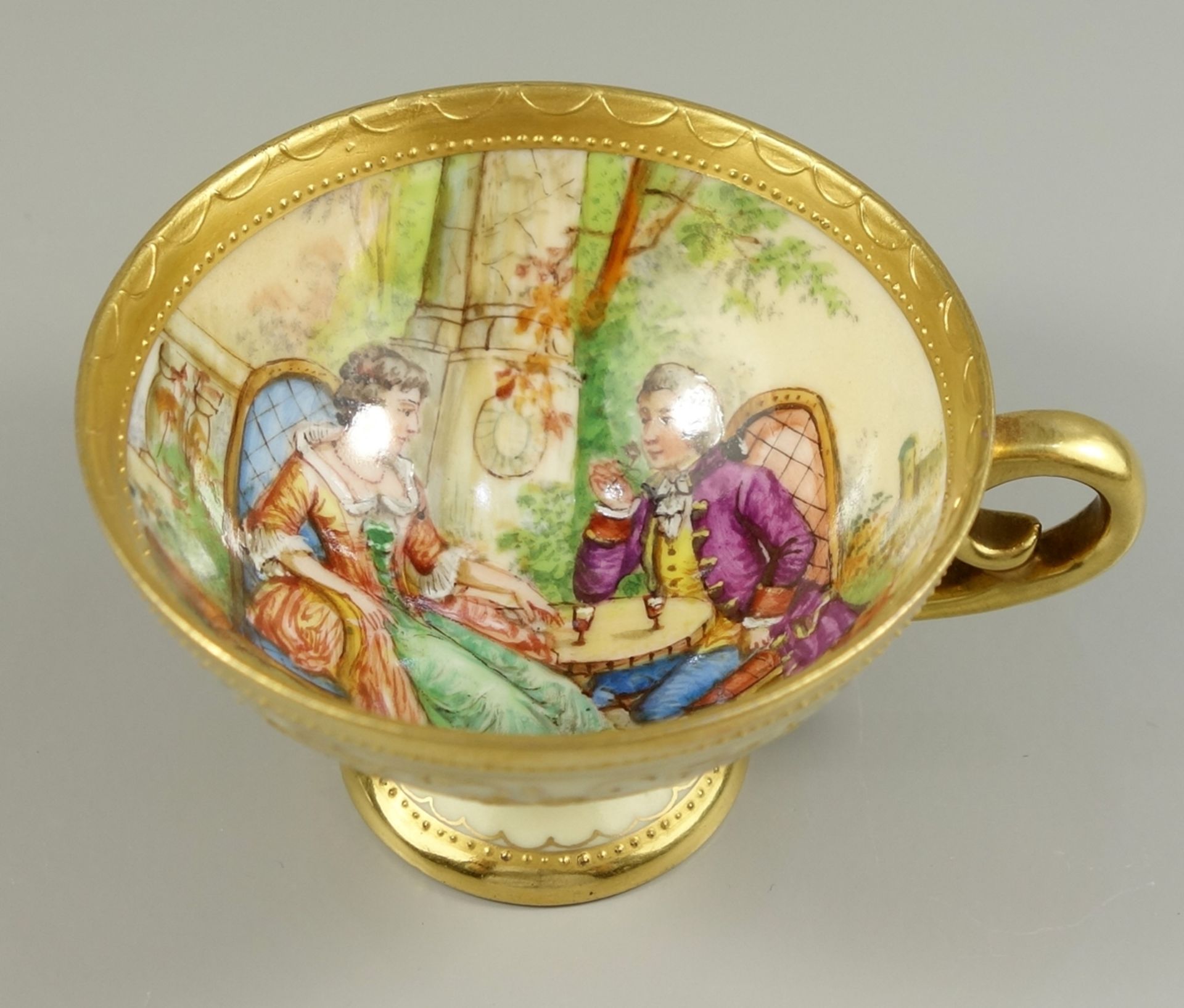 Mokkatasse mit Galanterieszene, KJC Dresden, Handmalerei, 1.Drittel 20.Jh., reliefiertes Goldnetz