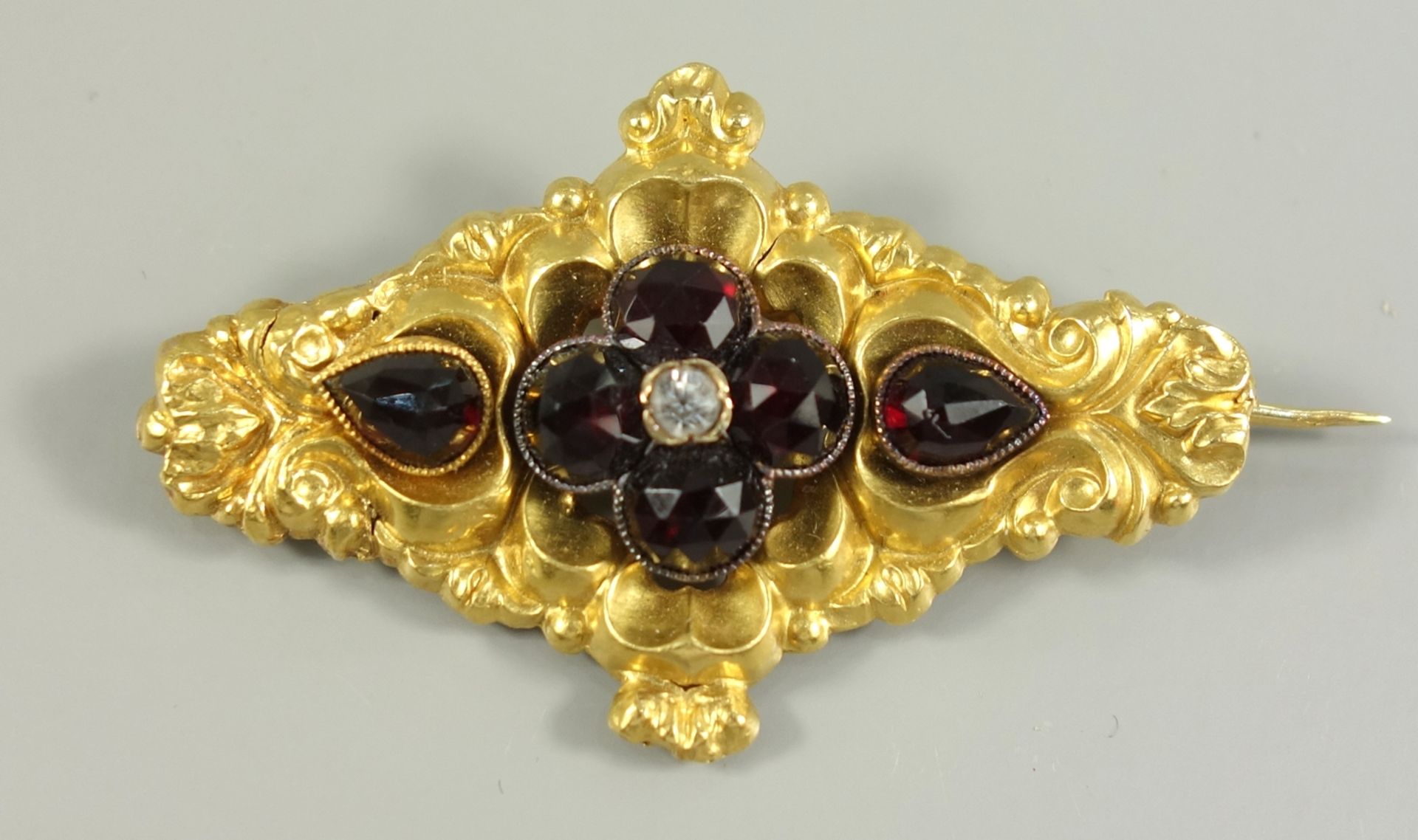 Brosche mit Granatbesatz, Biedermeier, 585er Gold, Gew.5,65g, (geprüft), florale, rhombenförmige