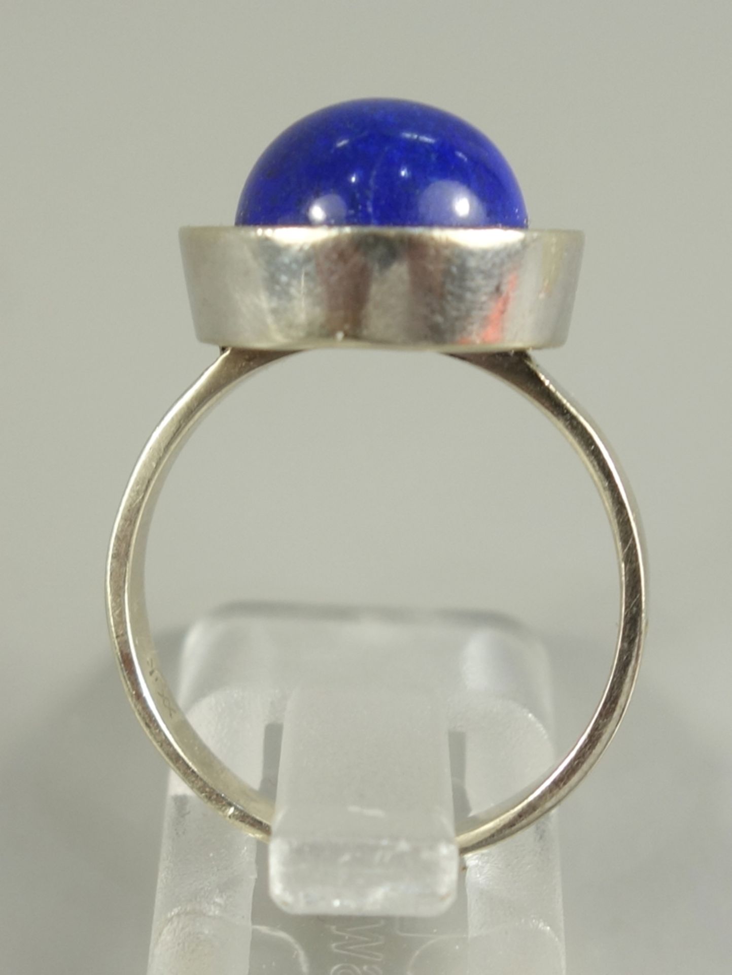 Ring mit Lapislazuli, 585er Weißgold, Gew.6,40g, Lapislazuli-Kugelcabochon, Ringkopf-D.1,5cm, U. - Bild 3 aus 3