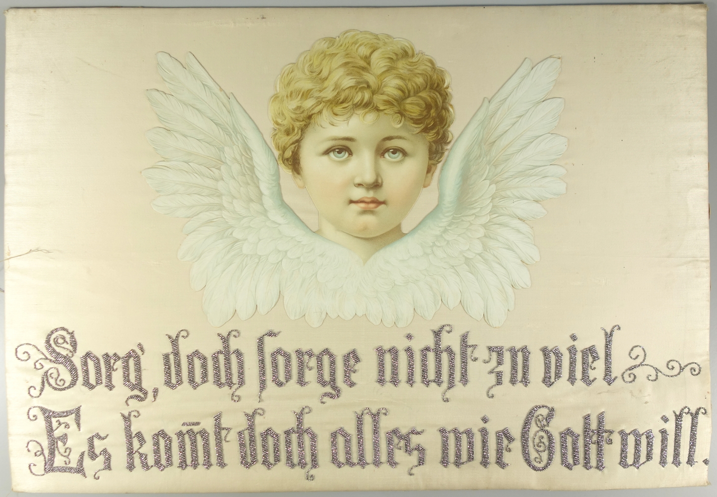 Spruchtafel mit Engel, wohl Dresdner Pappe, um 1900, auf Pappkarton aufgezogener Stoff, darauf