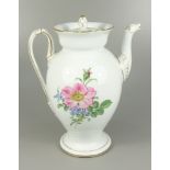 Kaffeekanne mit Tierkopfausguss, Bunte Blume, Meissen, Pfeifferzeit, 1924-34, I.Wahl, H.24cm,