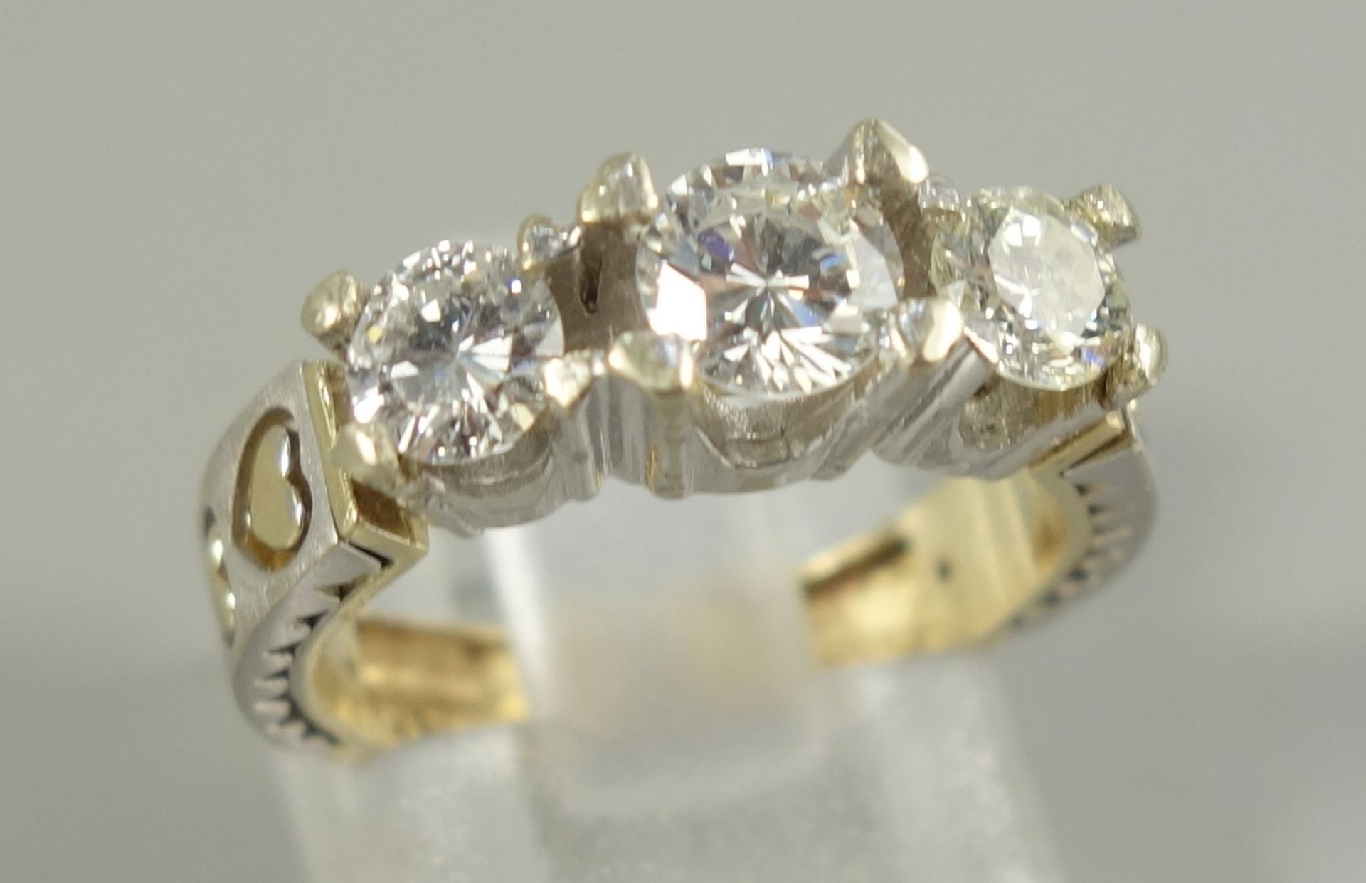 Brillant-Ring, 585er Gold, Gew.4,40g, U.51, 3 Brillanten, nebeneinander in Krappenfassung, total - Bild 2 aus 2