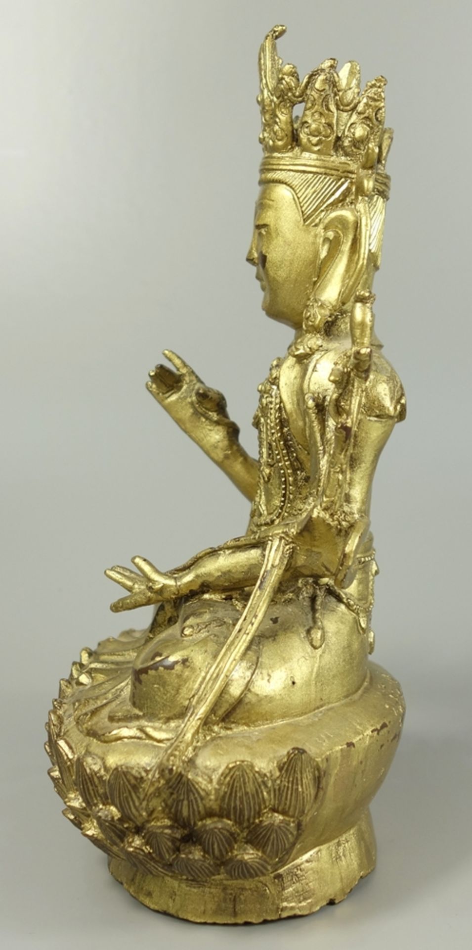 Bodhisattva Guanyin, China, wohl späte Ming- Dynastie, Kupfer vergoldet, im Lotussitz auf Lotusthron - Bild 4 aus 6