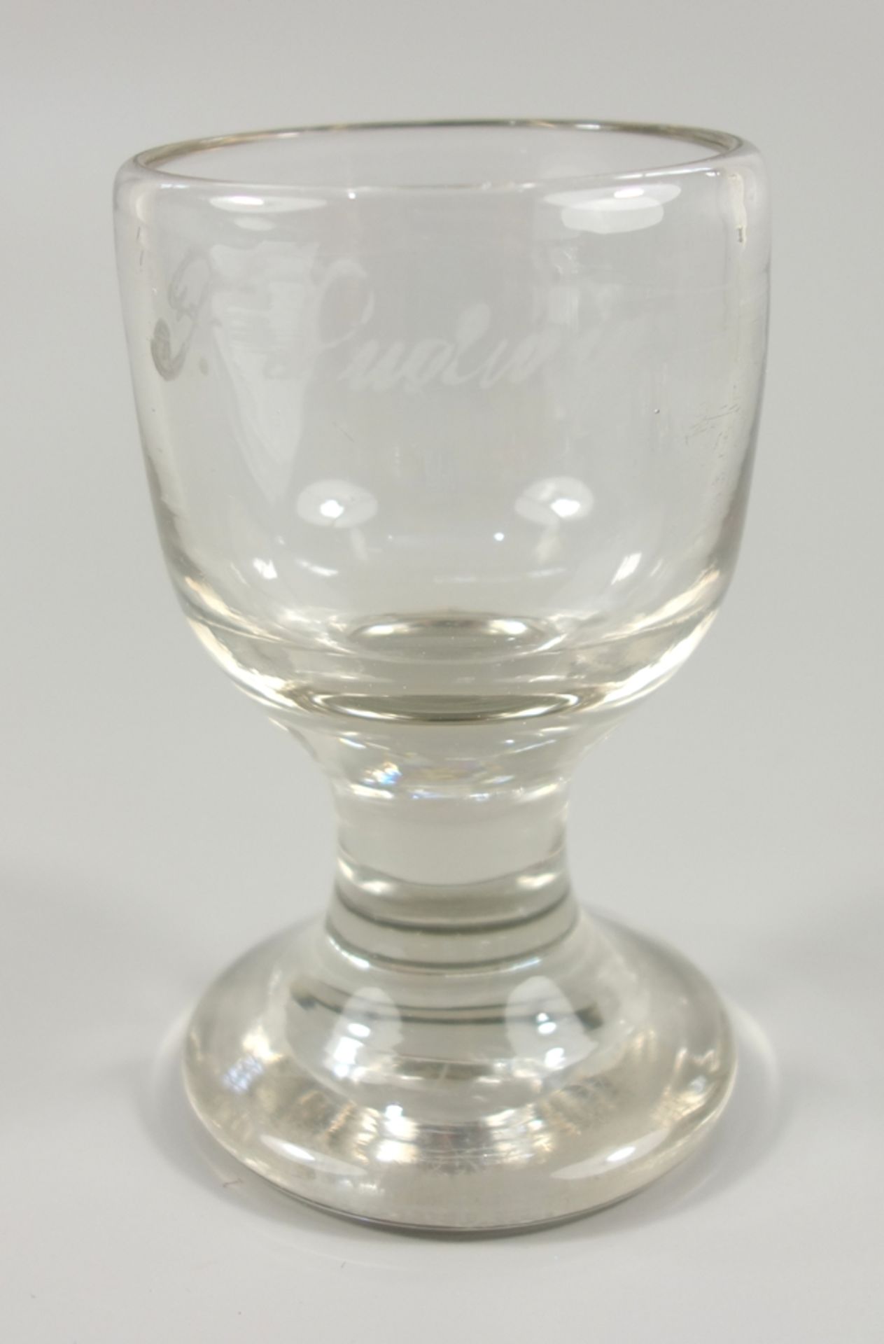 Personalisiertes, massives Glas mit ausgeschliffenem Abriss, Ende 19.Jh., H.11,7cm, dickwandig,