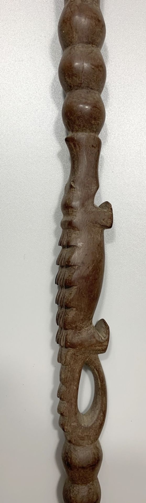 Ritualstab mit Löwenkopf, Ebenholz/Bein, mittiger Griff mit plastisch geschnitztem Krokodil, an - Bild 3 aus 3