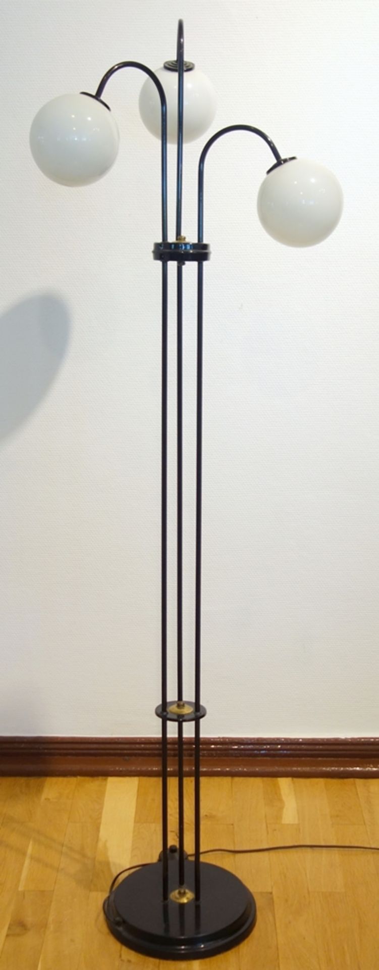 Stehlampe mit Kugelschirmen, 1950er/1960er Jahre, schwarz lackiert, mit drei Milchglaskugeln, - Bild 2 aus 2