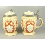 Paar Deckelkrüge Villeroy & Boch Mettlach, Modell 2077, um 1890/1900, Steingut, beige, rotbraun