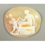 Muschelkamee, ungefasst, sitzender Frauenakt mit Putti, Relief berieben, HB 4,1*3,5cmShell cameo,