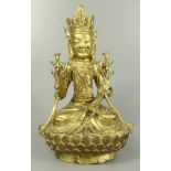 Bodhisattva Guanyin, China, wohl späte Ming- Dynastie, Kupfer vergoldet, im Lotussitz auf Lotusthron