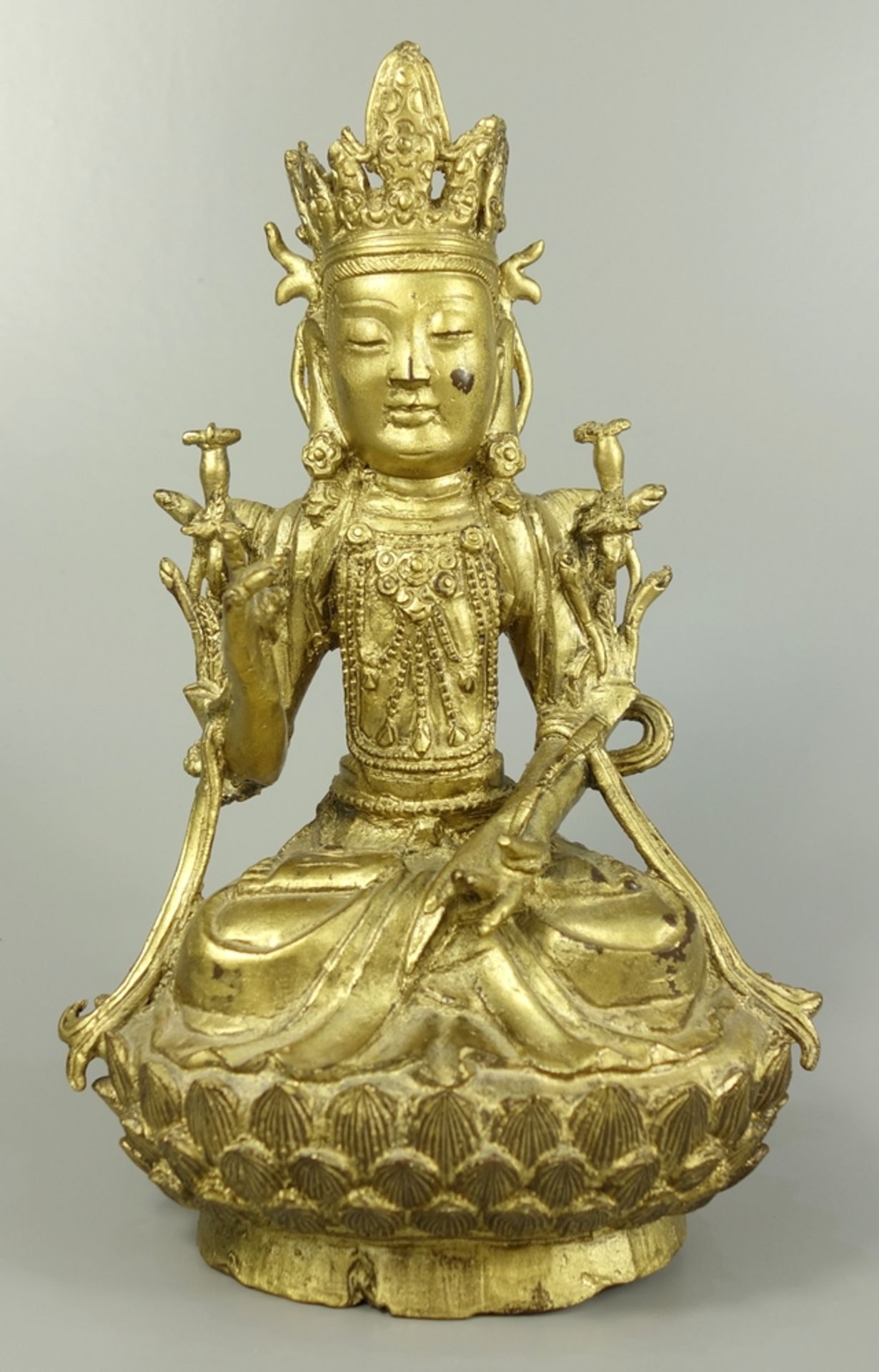 Bodhisattva Guanyin, China, wohl späte Ming- Dynastie, Kupfer vergoldet, im Lotussitz auf Lotusthron