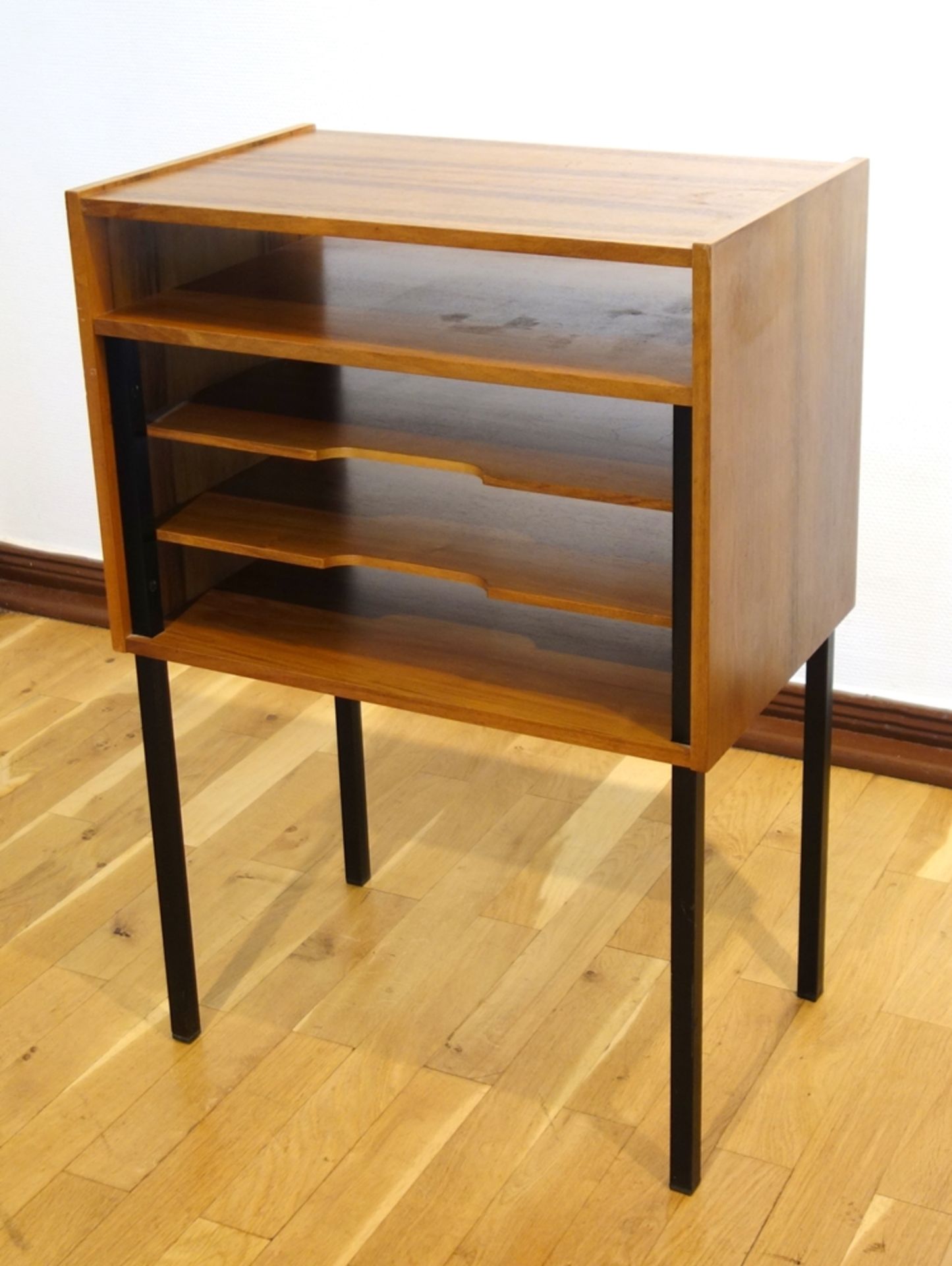 Beistelltisch mit 4 Ablagefächern, um 1960, Nussbaumfurnier, Eisengestell, H*B*T: 80*55*35cm, - Bild 2 aus 2