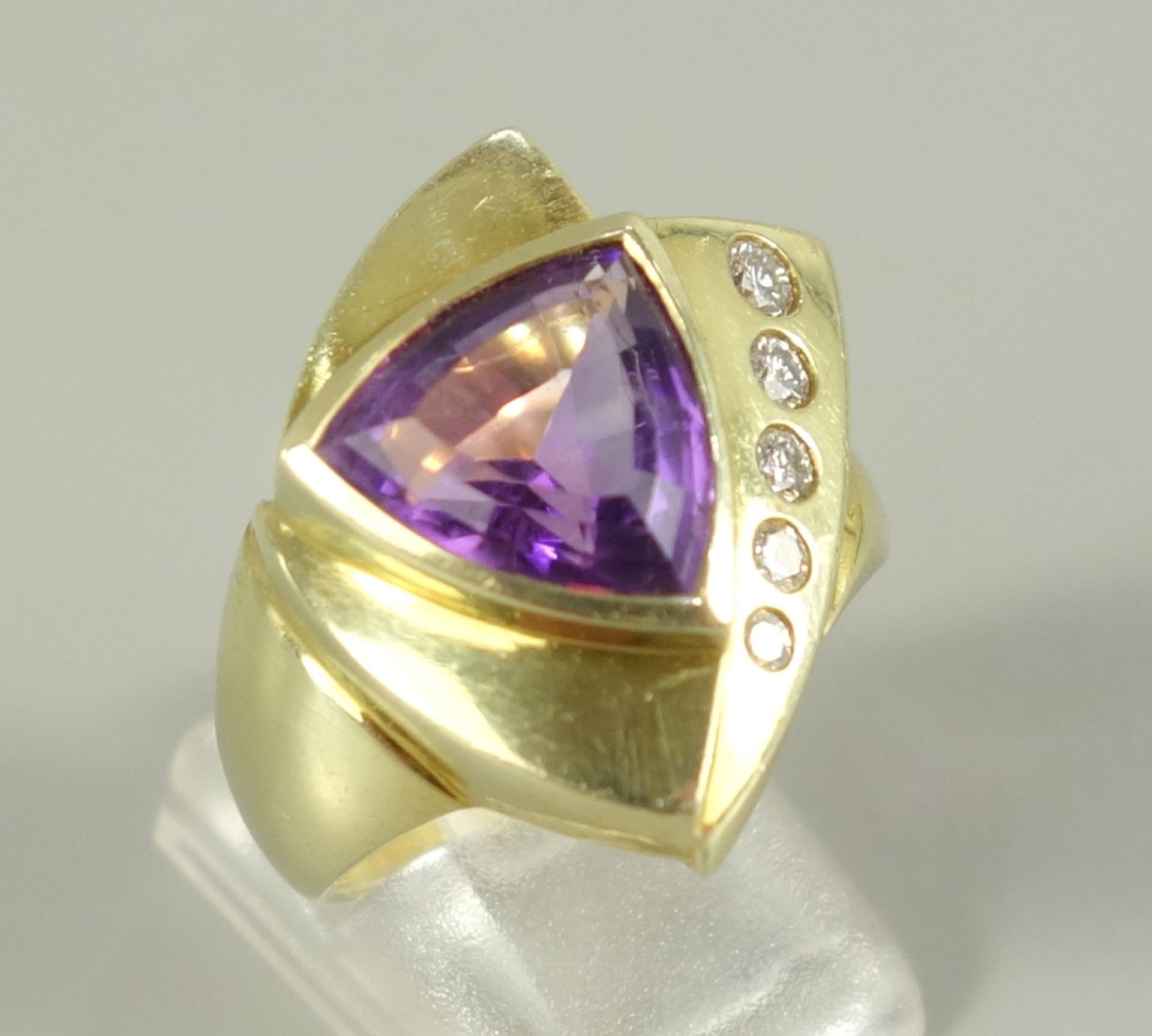 Amethyst-Brillant-Ring, 585er Gold, Gew.19,43g, U.59, Amethyst im facettiertem Trigonalschliff, ca.