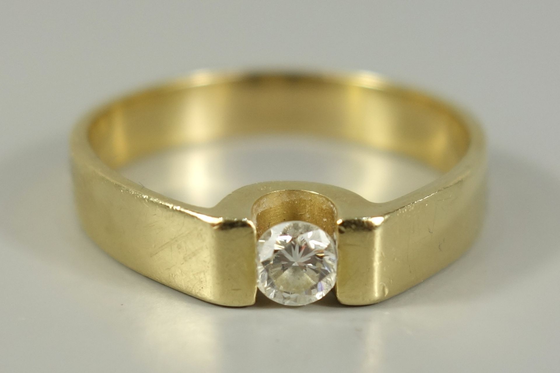 Ring mit Diamant-Brillant, 750er Gelbgold, Gew.5,89g, Dia.-Brill. ca.0,20ct, H, VVS, U.59Ring with