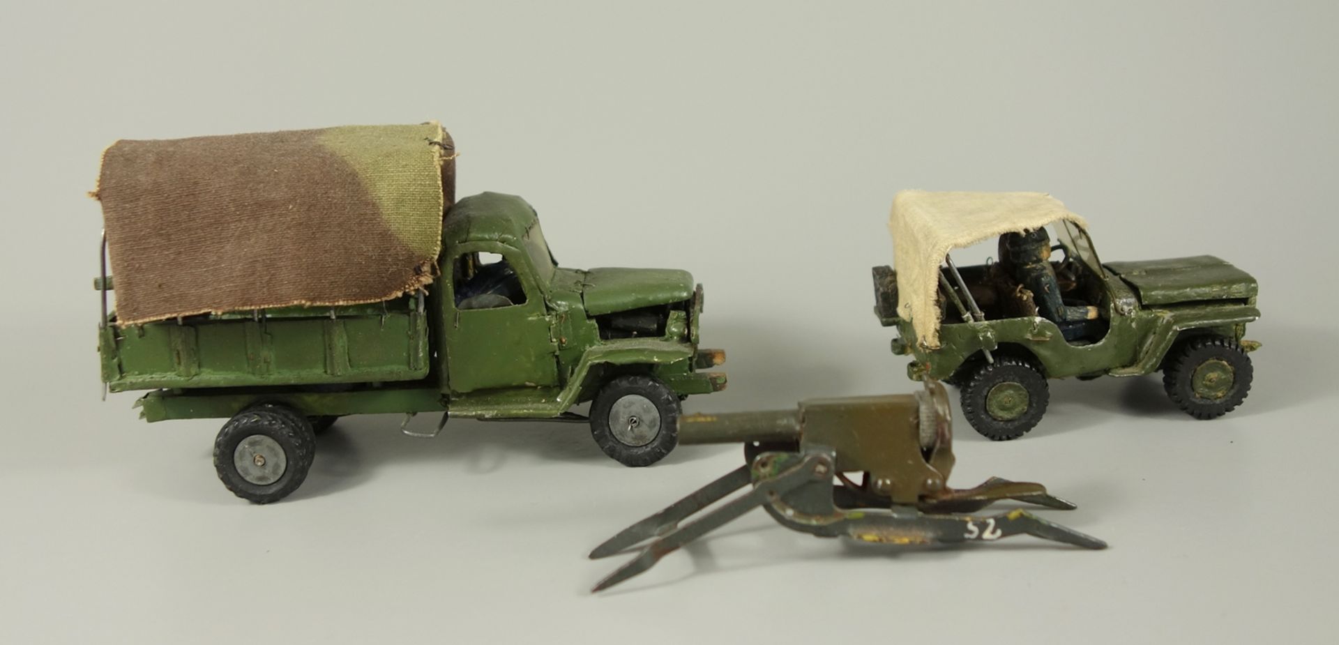 2 Militär- Fahrzeuge aus Holz und Metall und Geschütz, WK II, Autos wohl Eigenanfertigung; Jeep - Bild 2 aus 2