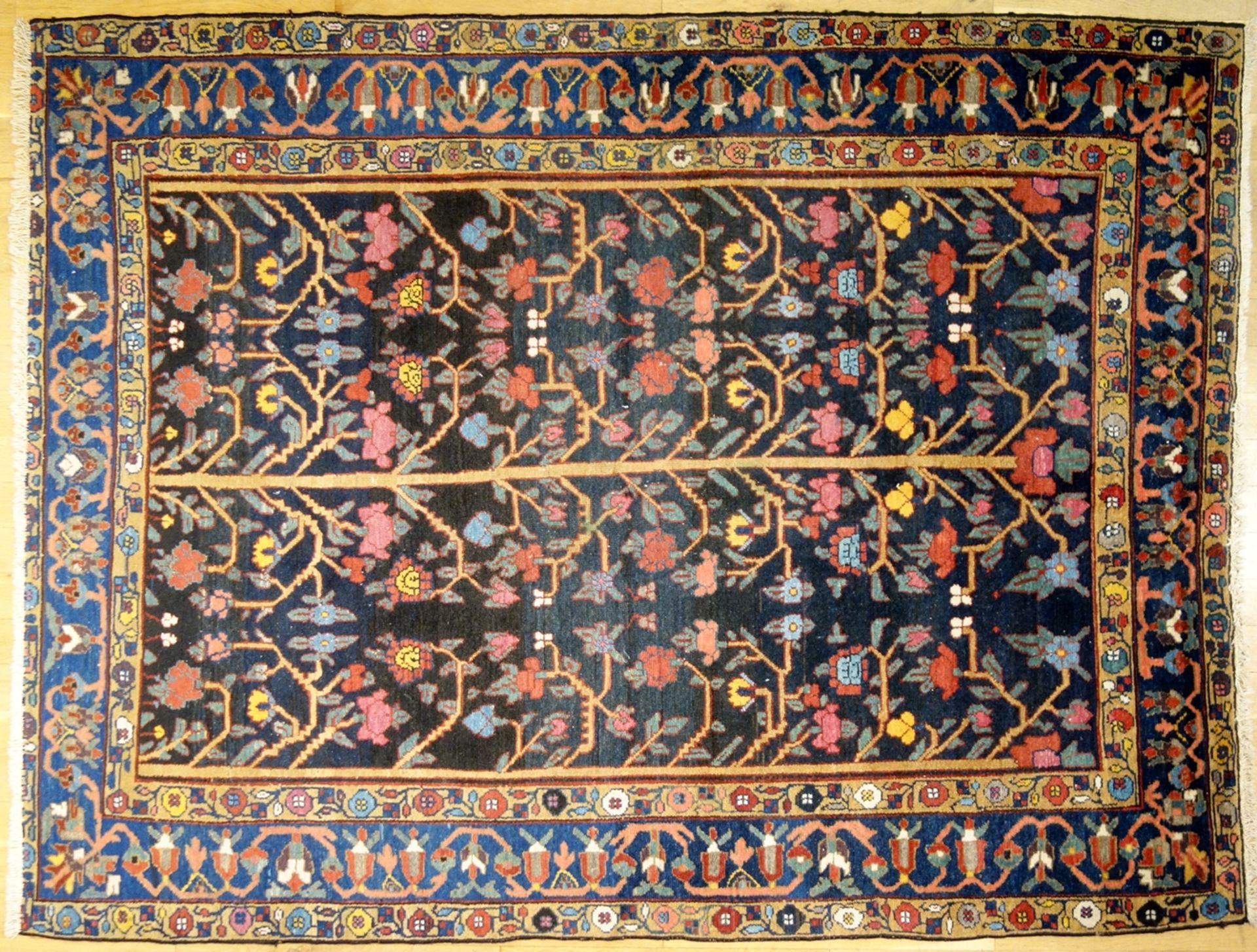 Teppich mit Lebensbaum, Bakhtiari, Maße 185*139cm, GebrauchsspurenCarpet with tree of life,