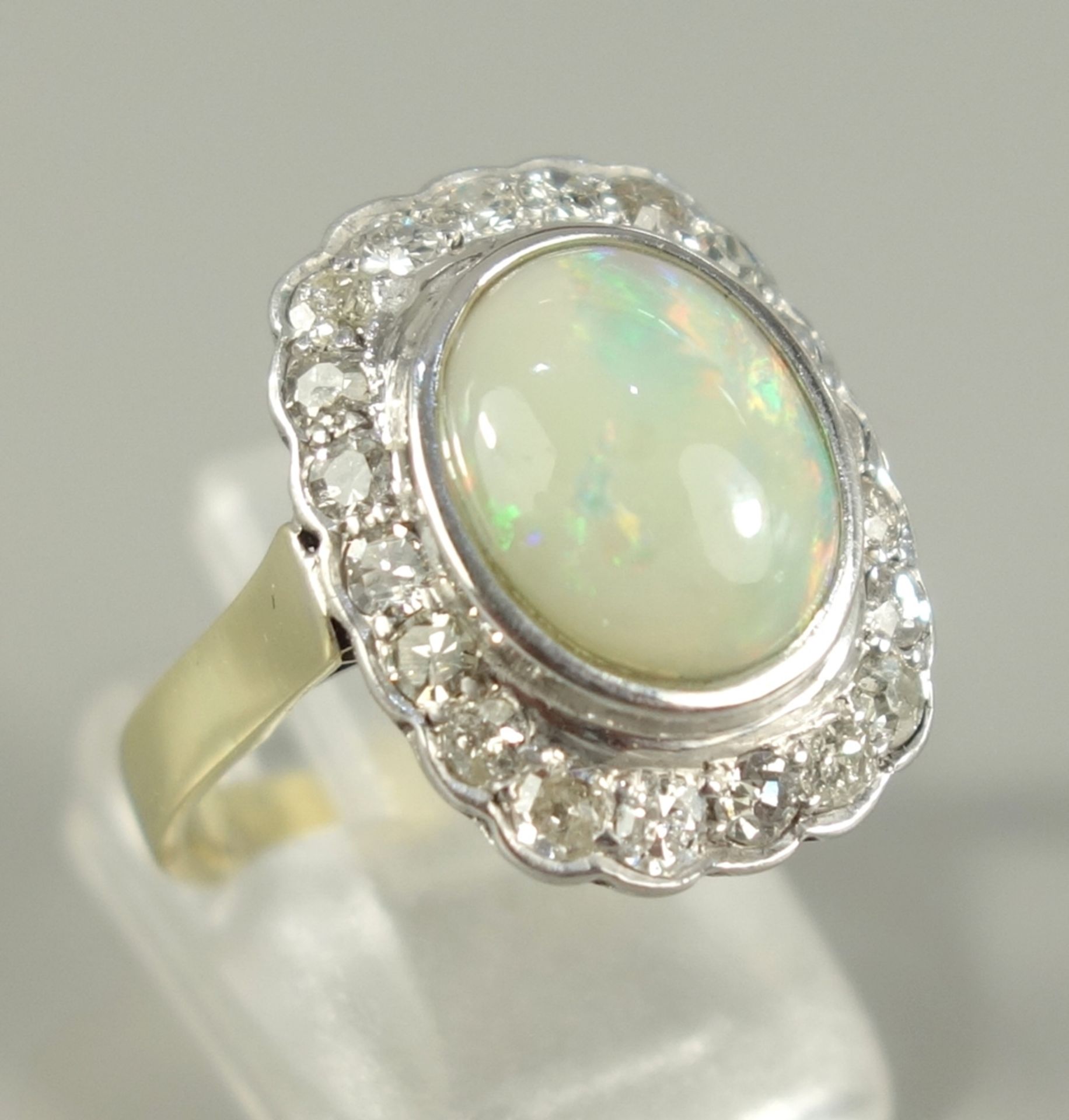 Opal-Diamant-Ring, 585er Gold, Gew.5,22g, U.58, zentraler, ovaler Opalcabochon, ca.1,92ct,