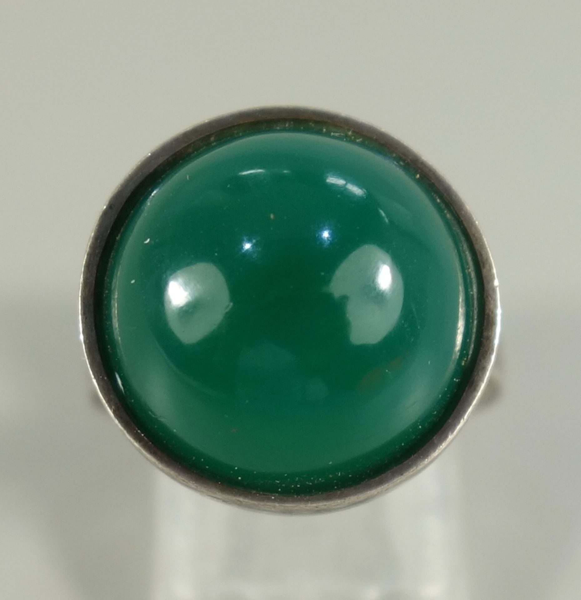 Ring mit Chrysopras,925er Silber, Gew.6,60g, ungedeutete Herstellerpunze "S+C", runder Cabochon, - Bild 2 aus 2