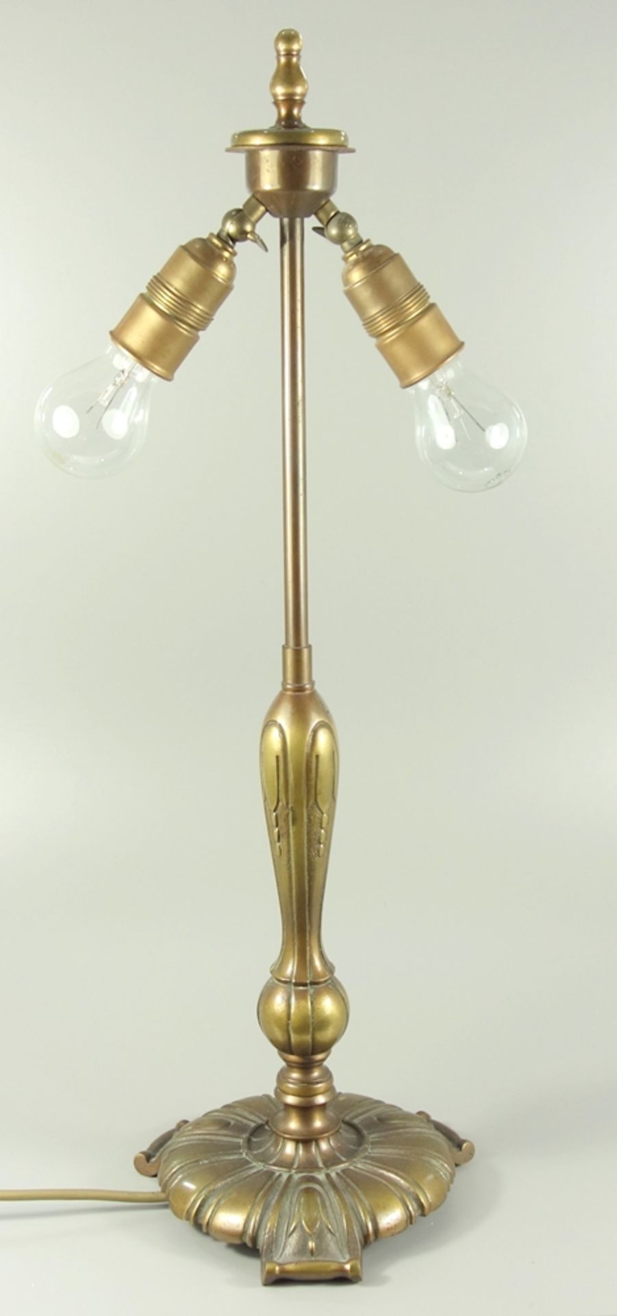 Messingtischlampe, zweiflammig, 1930er Jahre, Bronzeguss mit stilisierten Blüten, H.64,5cm,