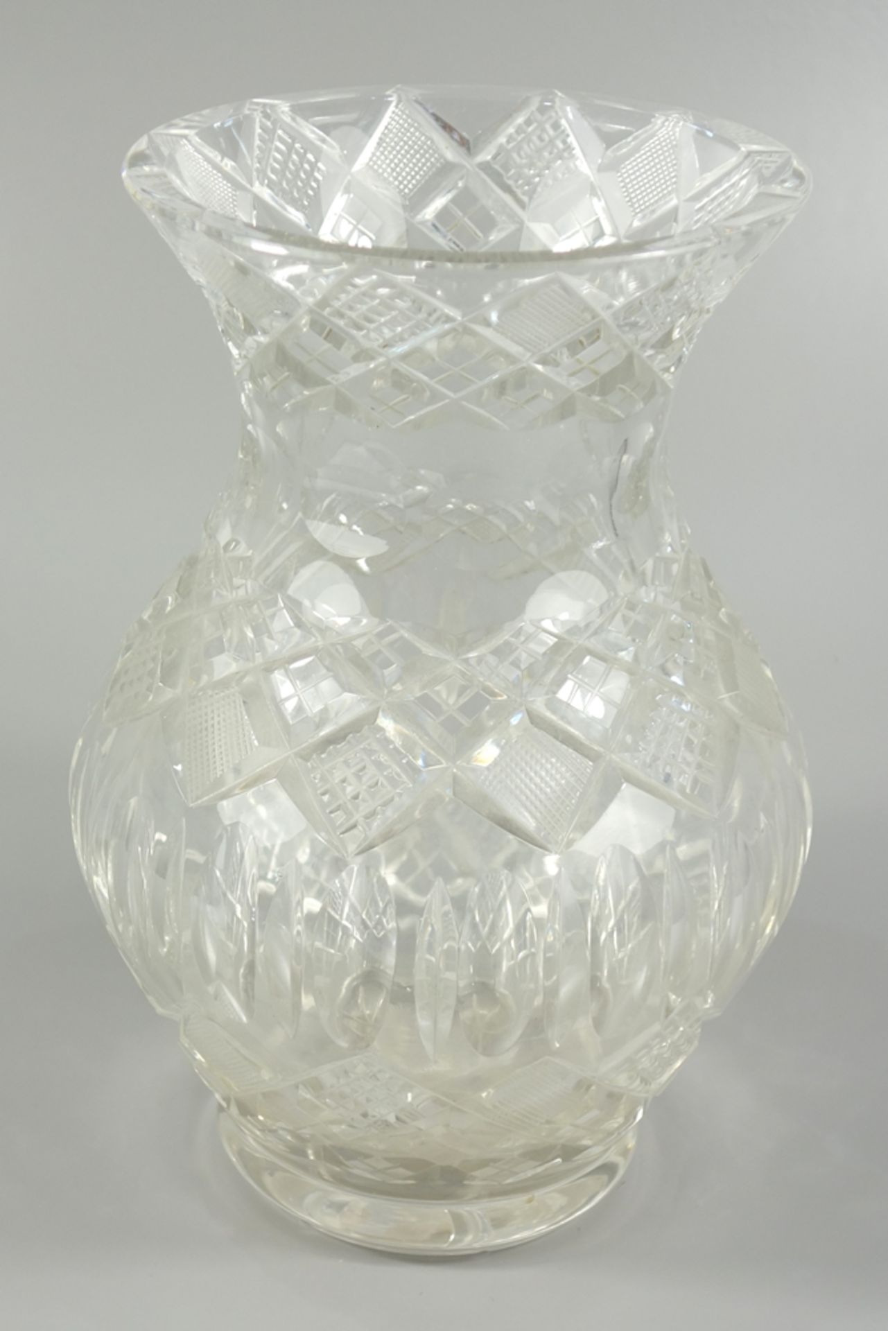 Kristallvase mit unterschiedichen Schliffdekoren, um 1940, H.22cm, Wulststand mit Bodenstern,