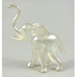 Elefant aus Glas mit glänzendem Lüster, attr.Murano, H.9cm, tlw.kleine Fehlstellen beim