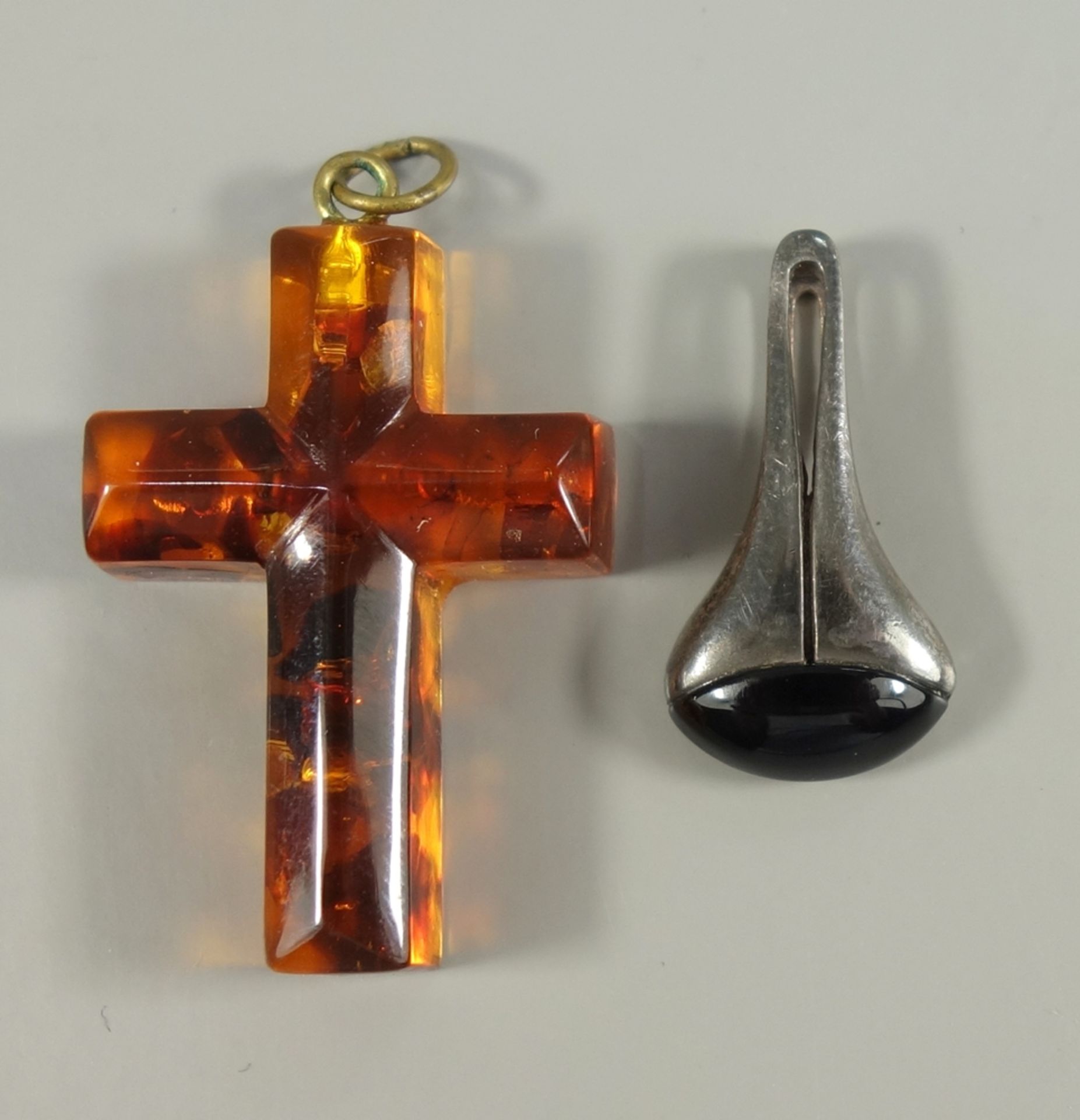2 Anhänger, Silber und Bernstein, Anhänger, 925er Silber mit Onyx-Cabochon, L.2,3cm; Bernsteinkreuz,