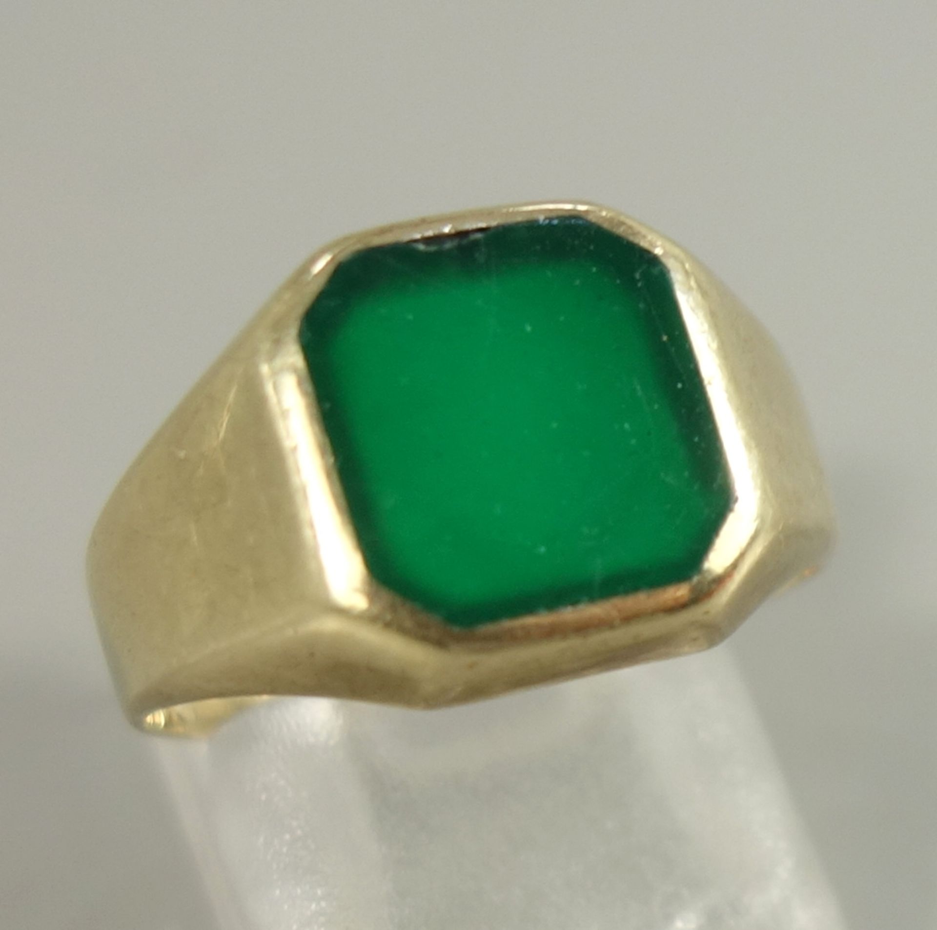 Ring mit Chrysopras, 333er Gelbgold, dazu ein silberner Löffel; Ring-Gew.3,21g, achteckige Platte, - Bild 2 aus 3