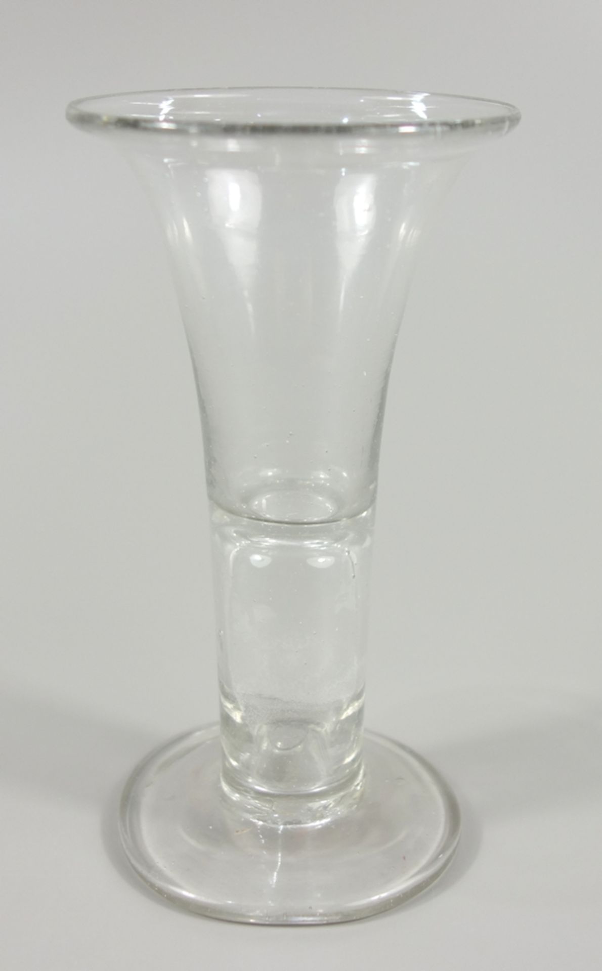 Wachtmeisterglas mit Hohlschaft, 19.Jh., H.12,7cm, Abriss, leicht gewölbter Scheibenfuß,