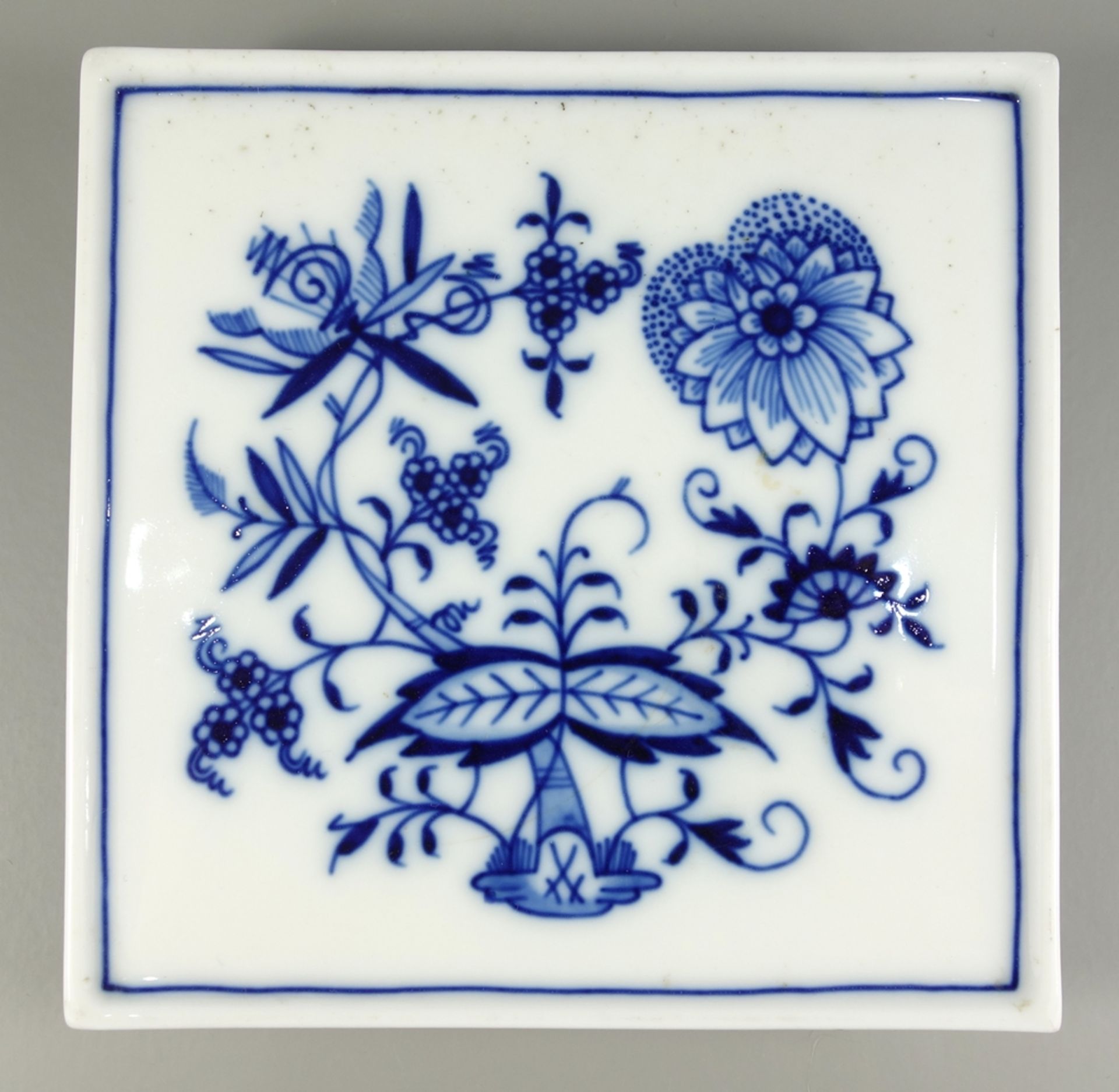 Untersetzer, Zwiebelmuster, Meissen, nach 1924, 12,5*12,5cm, unterglasurblaue Schwertermarke mit 3