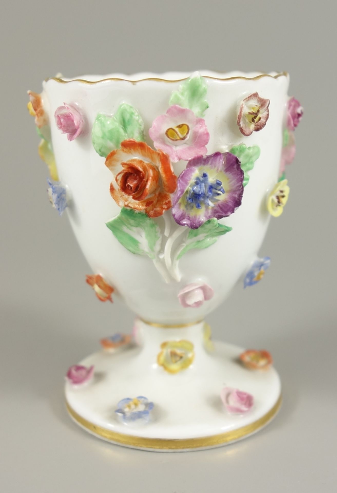 Eierbecher mit plastischen Blumen, Meissen, 1.Wahl, H.6,6cm, Knaufzeit, 1815-1924, umlaufendes, - Bild 3 aus 4