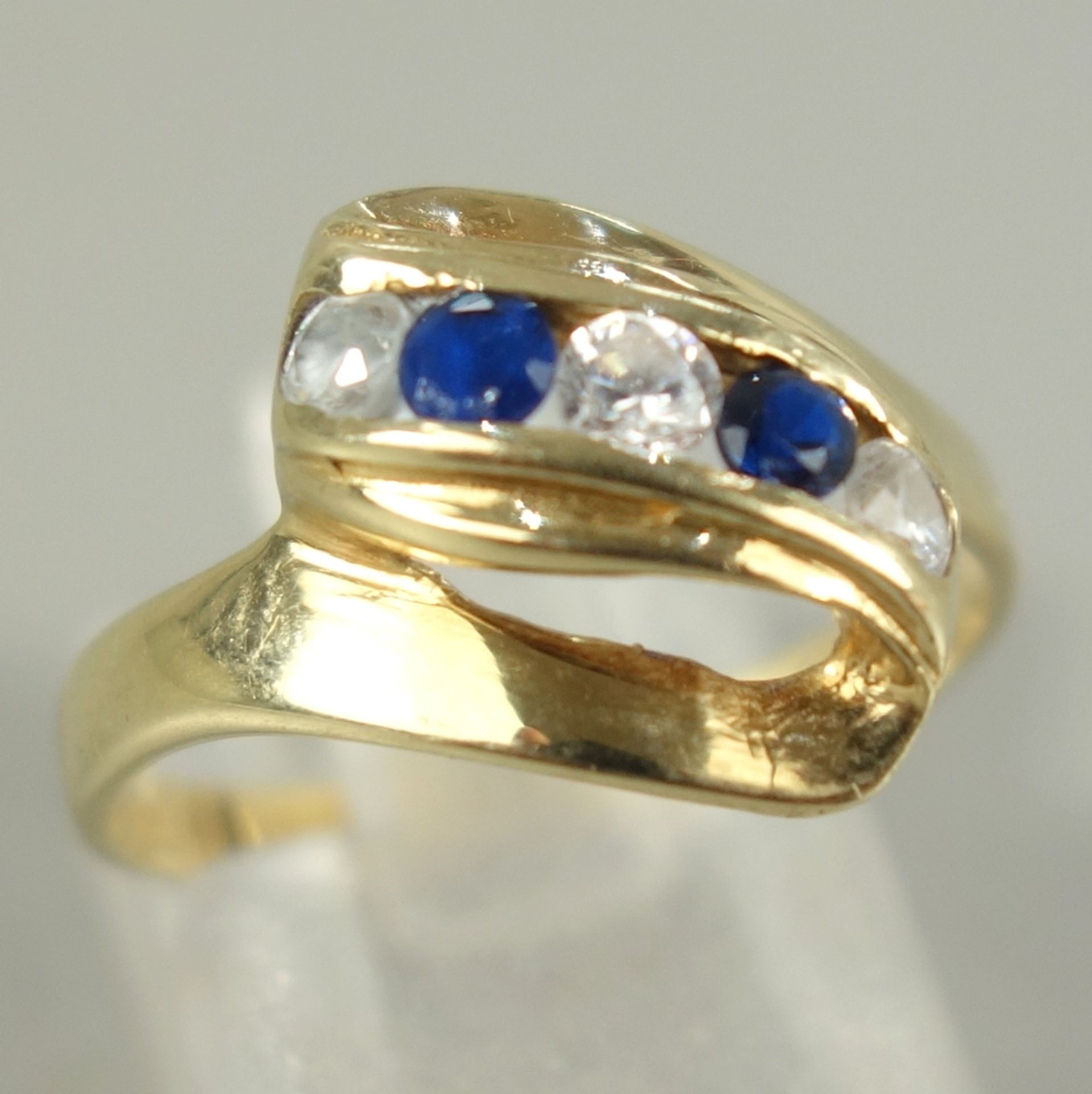 Ring mit Saphiren und Zirkonias, 585er Gold, Gew.2,87g, 2 kleine, runde, facettierte Rubine und 2