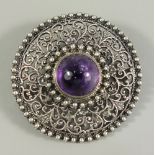 Brosche mit Amethyst-Cabochon, 835er Silber, um 1920, Gew.12,00g, rund, filigran durchbrochen,