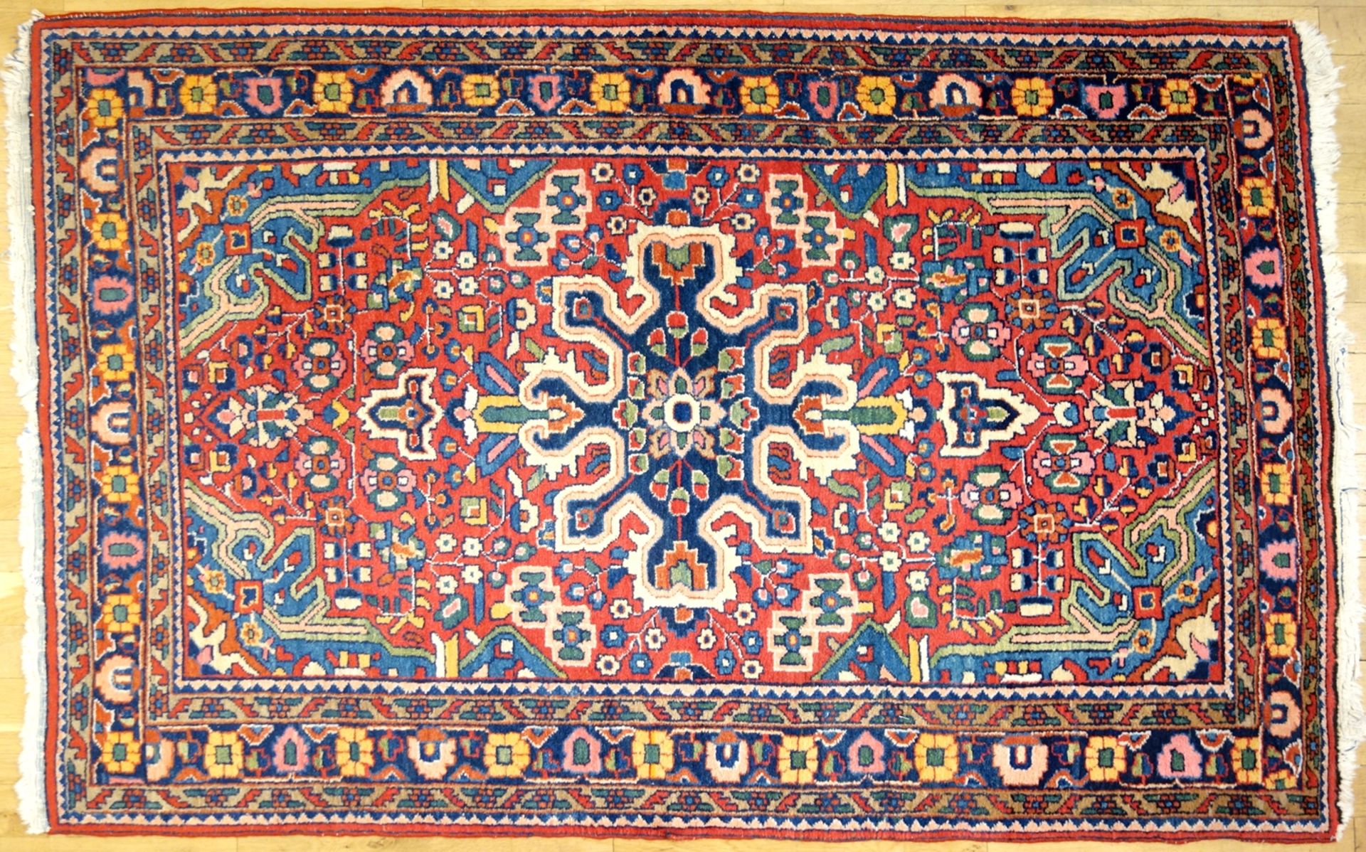 Teppich, Bakhtiari, rotgründig, zentrales Medaillon, Maße: 110*180cm, GebrauchsspurenCarpet,