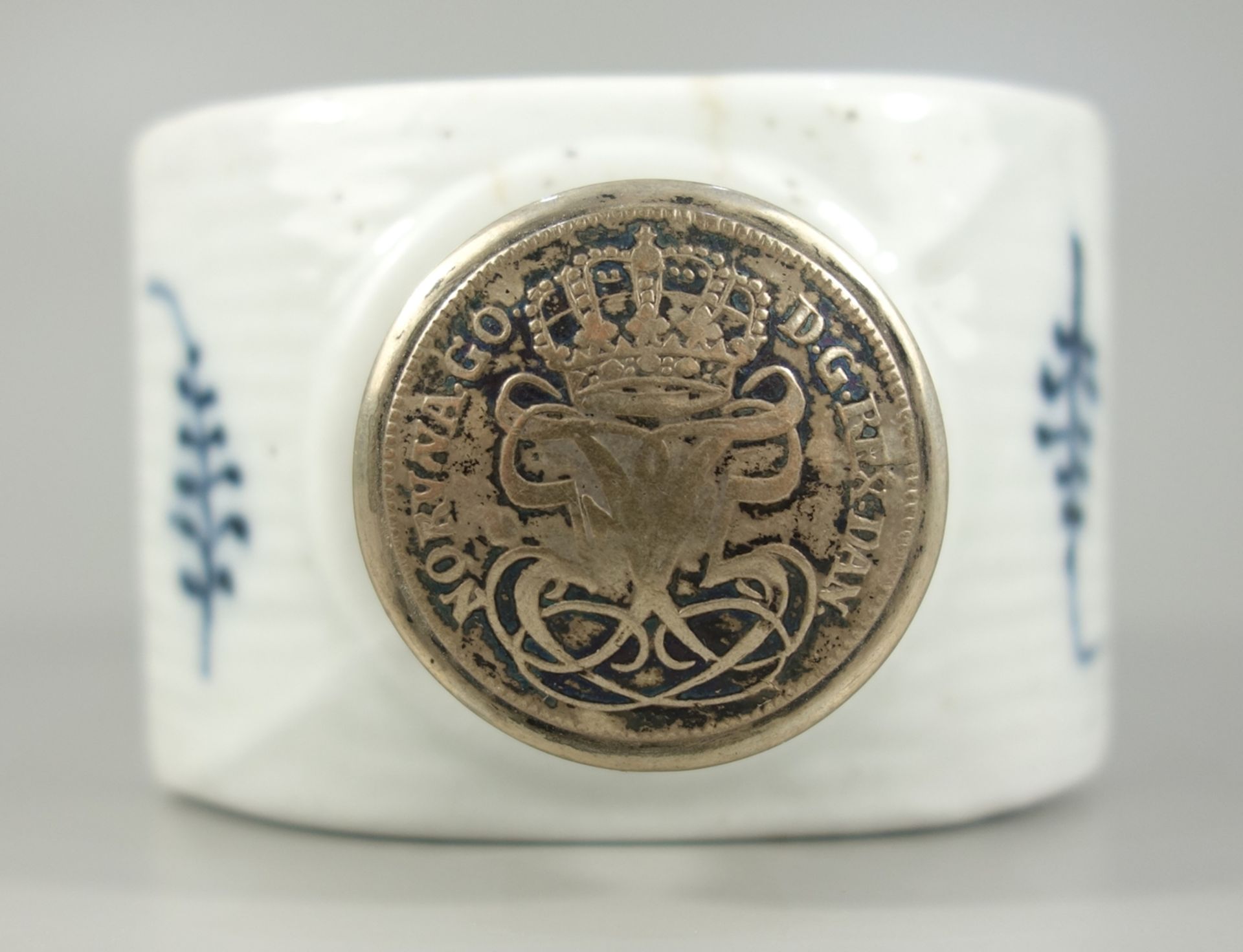 Teedose, 19.Jh., wohl Royal Copenhagen, Musselmalet gerippt, H.11,5cm, 830er Silberverschluss mit - Bild 2 aus 3