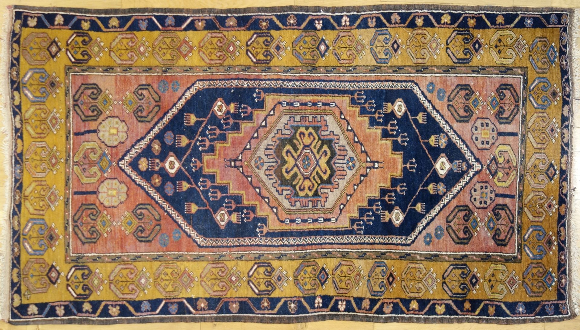 Galerie, Hamedan, zentrales Medaillon und senfgelbe Bordüre, Maße: 92*164cm,