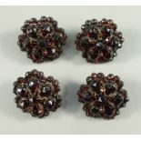 4 Granat-Knöpfe, Böhmen um 1890, runde Blütenform, facettierte Steine, getreppt in Tombakfassung,