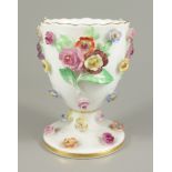 Eierbecher mit plastischen Blumen, Meissen, 1.Wahl, H.6,6cm, Knaufzeit, 1815-1924, umlaufendes,