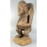 große Affenfigur, Bulu, Kamerun, stehende Darstellung mit Hals- und Bauchgurt, tlw. farbig