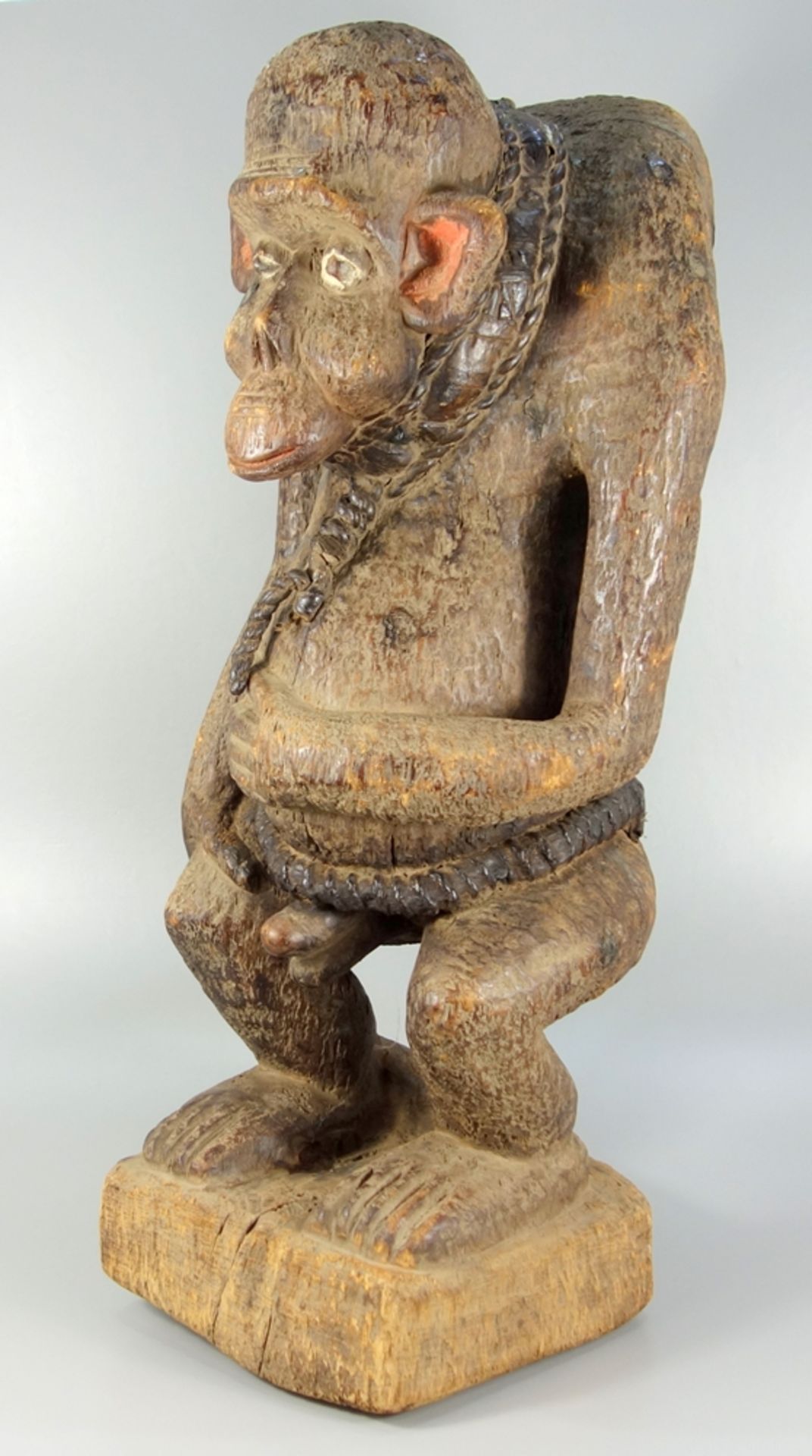 große Affenfigur, Bulu, Kamerun, stehende Darstellung mit Hals- und Bauchgurt, tlw. farbig