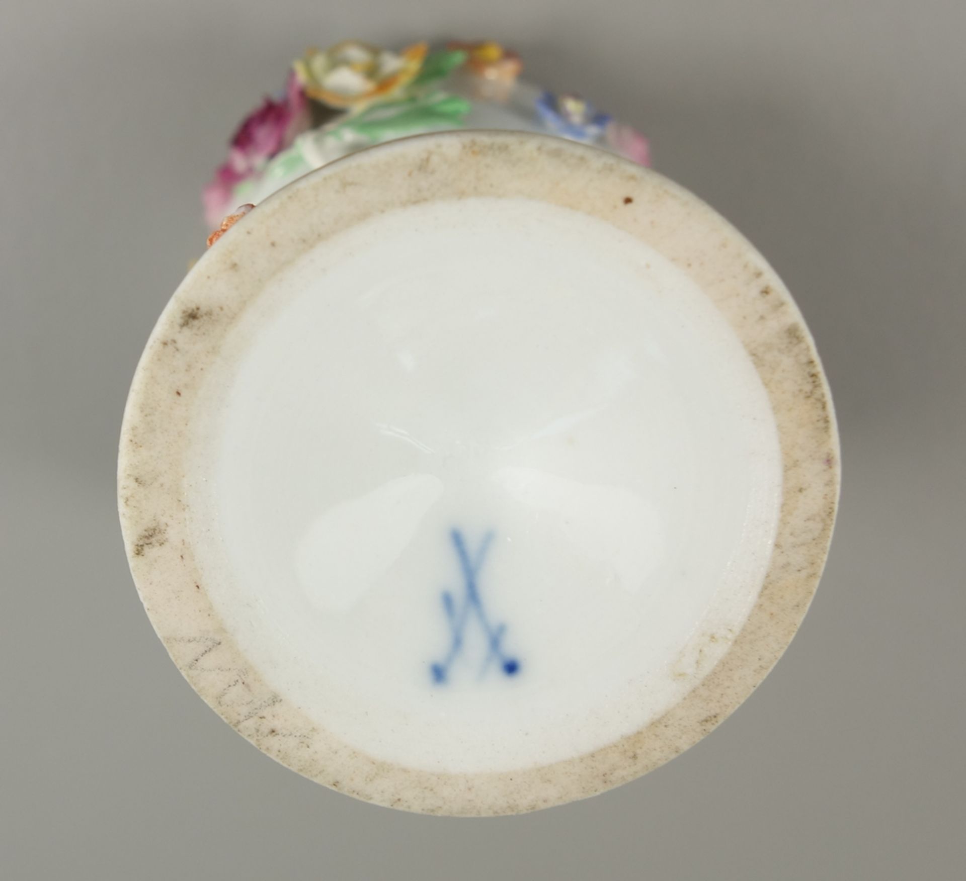 Eierbecher mit plastischen Blumen, Meissen, 1.Wahl, H.6,6cm, Knaufzeit, 1815-1924, umlaufendes, - Bild 4 aus 4