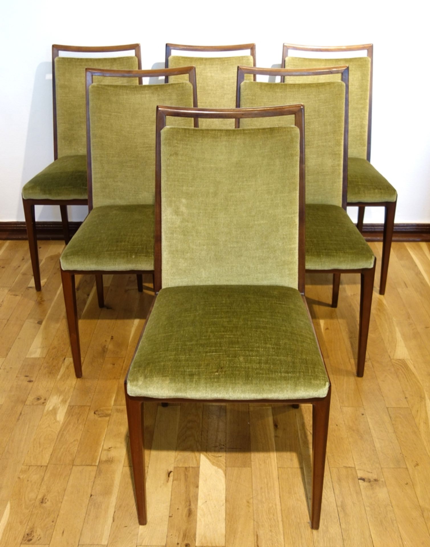 6 Stühle, Dänemark, 1960er Jahre, schlichtes Design, mit grünem Stoffbezug, an den Lehnen vereinzelt